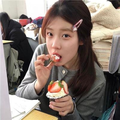 穿黄睡衣的女孩